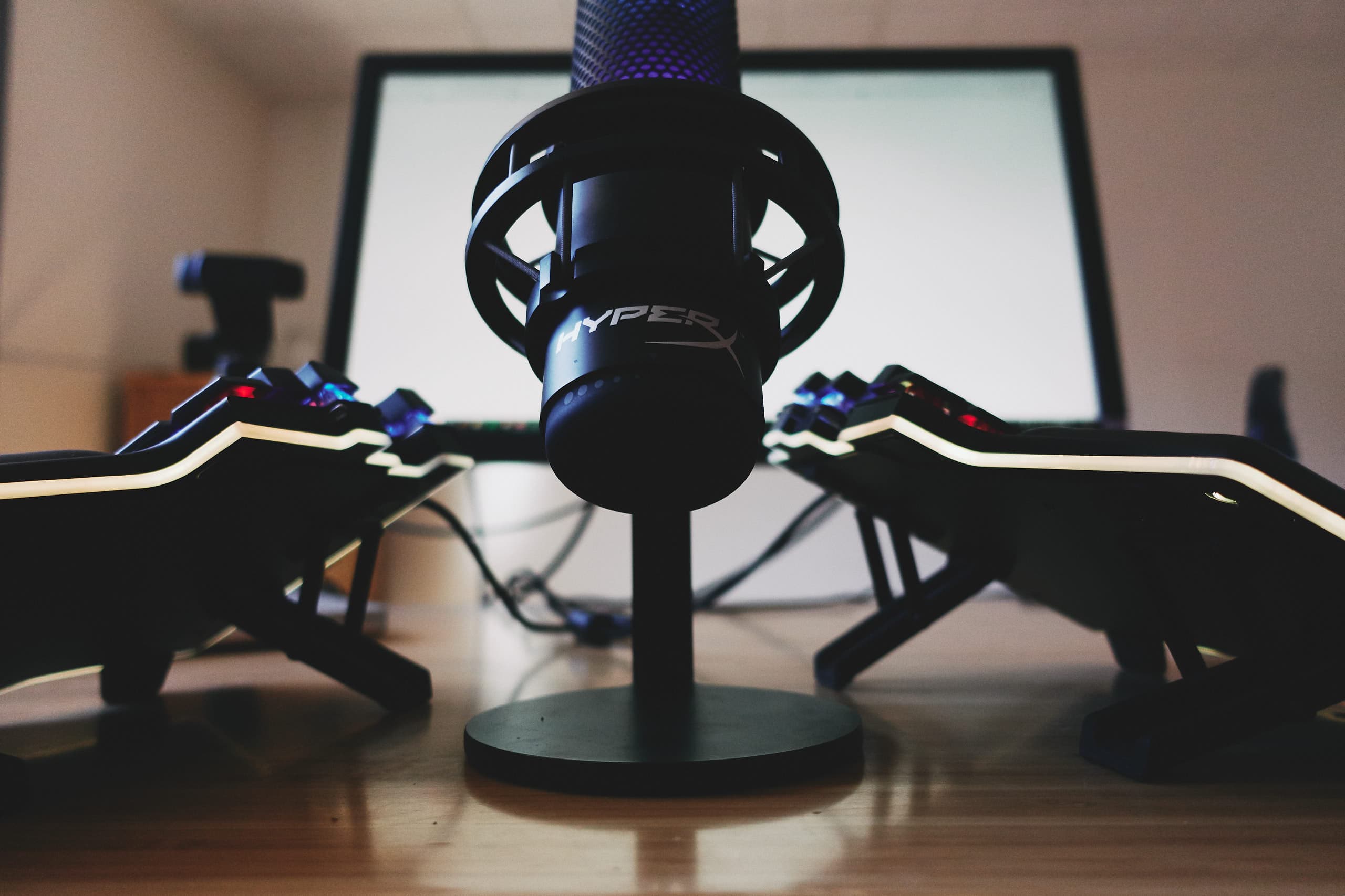 Close up of the HyperX QuadCast S Microphone and Dygma Raise keyboard demonstrating the tilting and split nature of the keyboard
